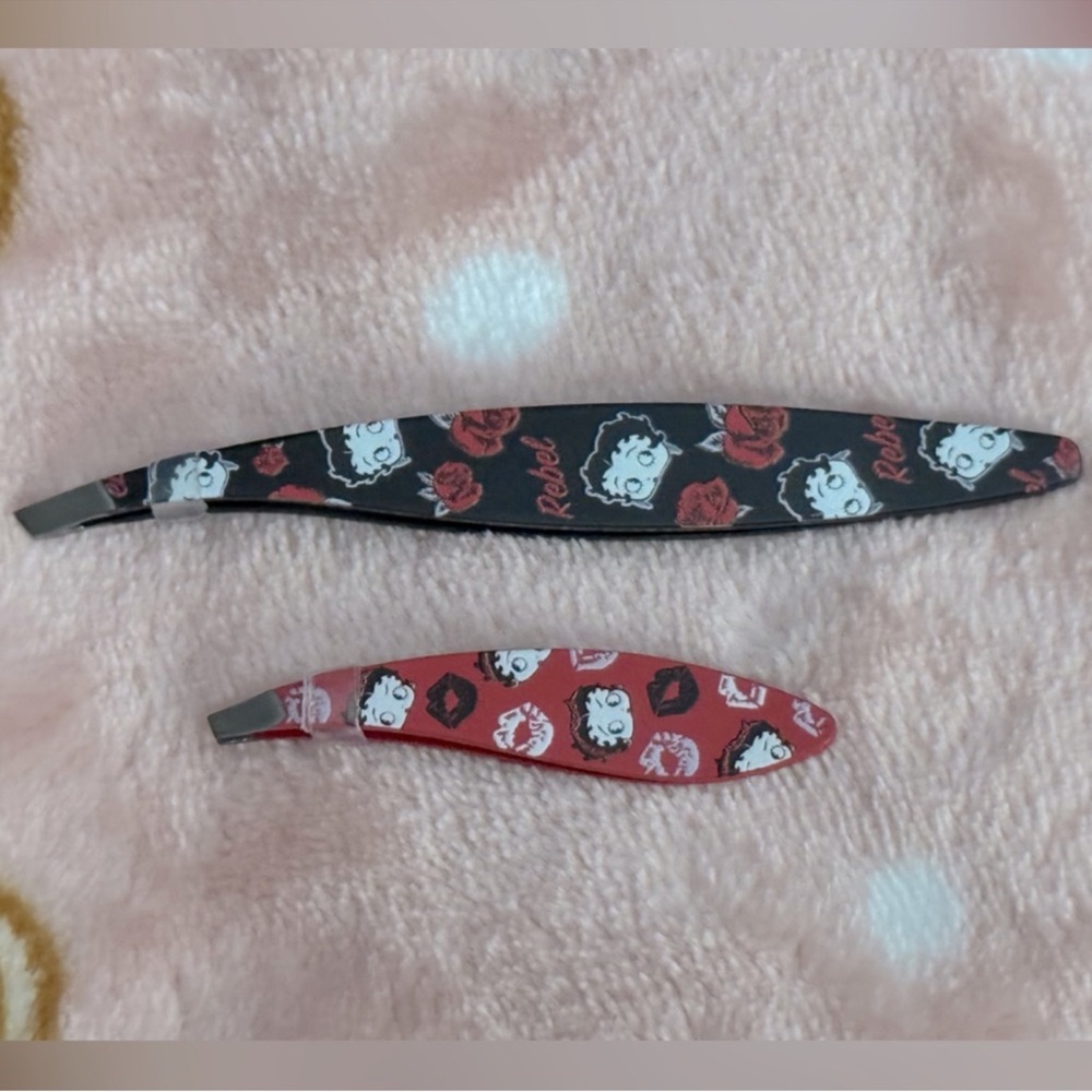 Betty Boop Black and Red Tweezer set! New in package!